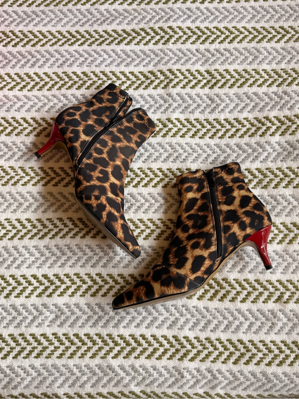 Betsey Johnson Leopard Pointed Kitten Heel Booties size 7 - Picture 2 of 5